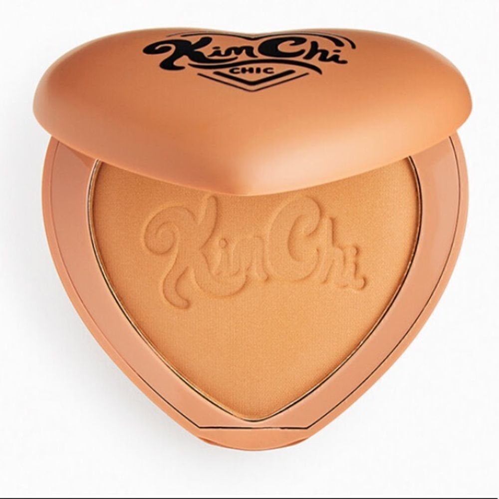 KIMCHI CHIC BEAUTY
Thailor Bronzer in 03 I Went to Venice new sealed Ipsy bag